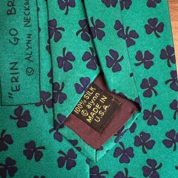 🍁SALE🍁 ALYNN 100% Silk Clover Leaf Print on Green Tie Made in USA - Picture 7 of 9